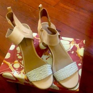 Fun summer sandals with unique round wooden heel!